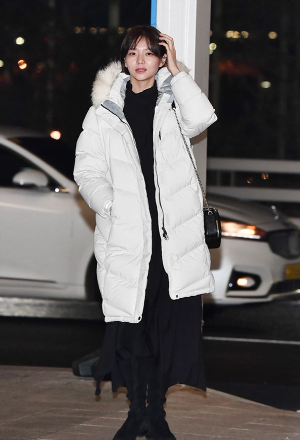 李絮身穿白色羽绒服内搭黑色连衣裙,里长外短的搭配更有层次感