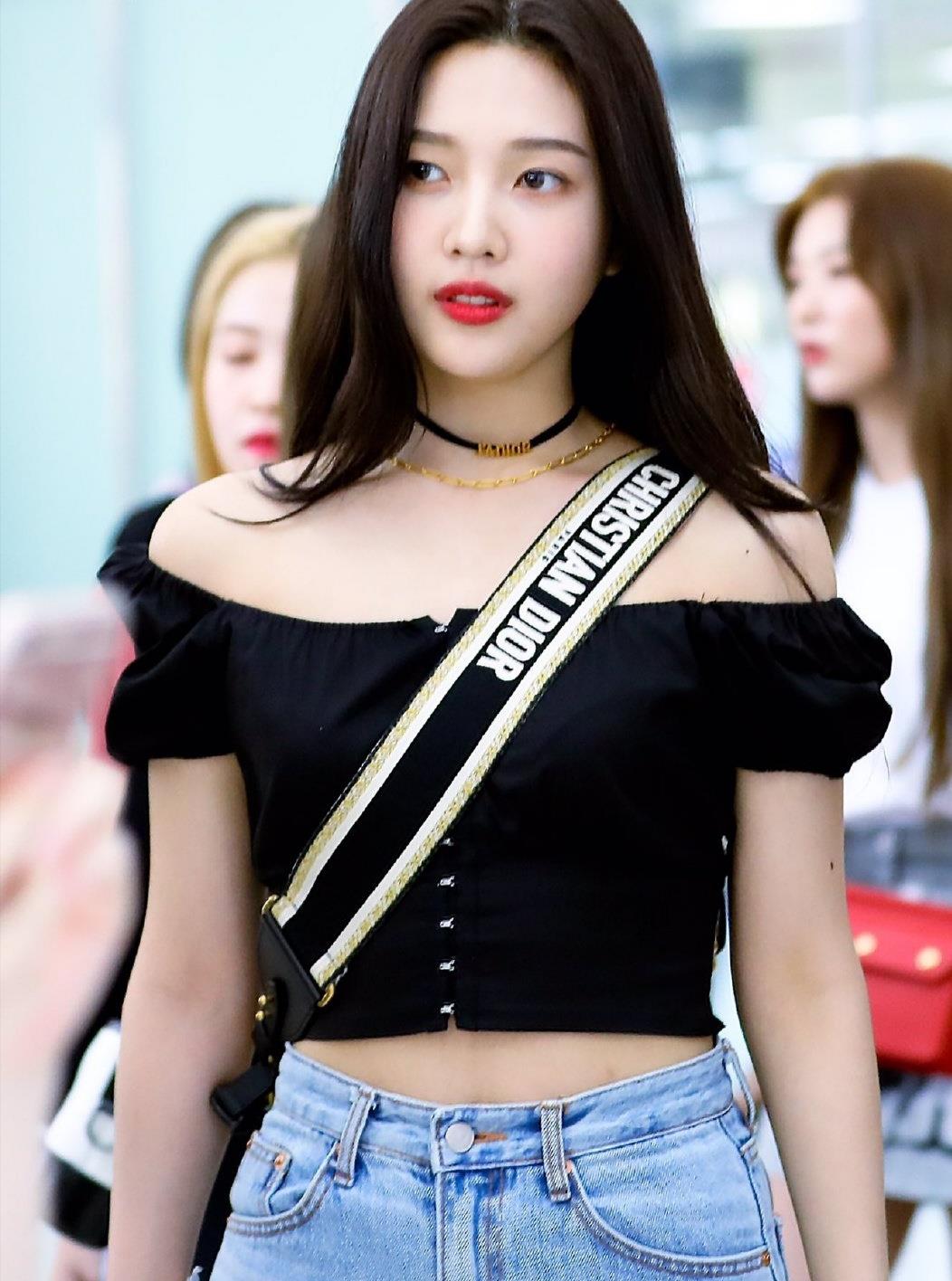 瘦身后的朴秀荣衣品直线上升露腹装格子裙凸显优美身材美到炸