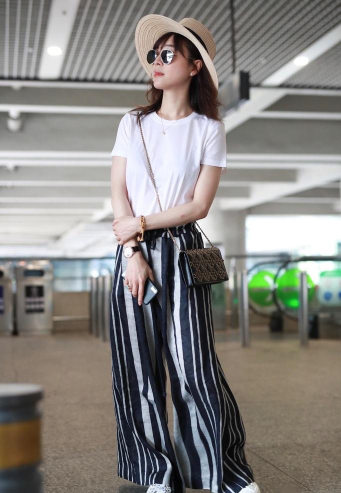 阳光美女张静初随意休闲穿搭清爽街拍明星生活照