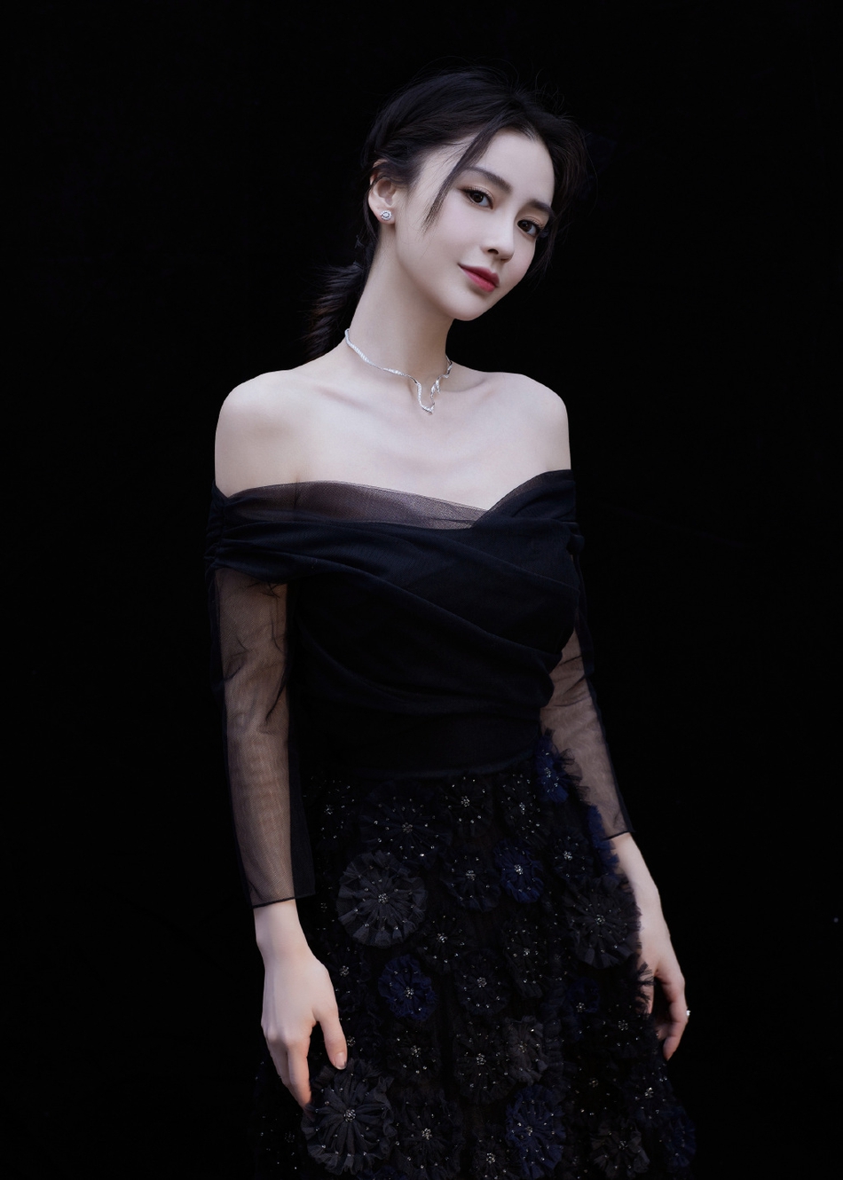 angelababy黑色薄纱长裙宛若暗夜精灵写真