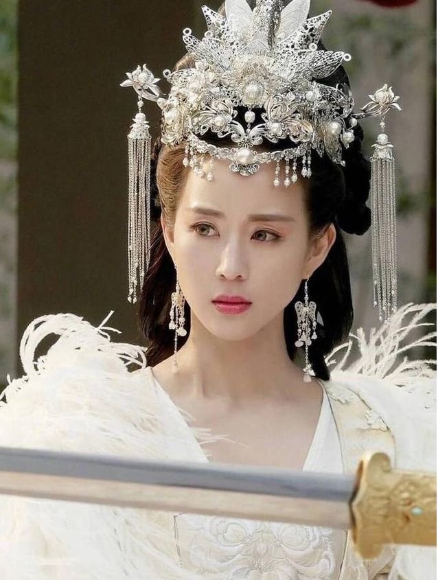 《青丘狐传说》小彩旗在剧中扮演了小狐女婴宁,穿着斜肩白衣古装戴着