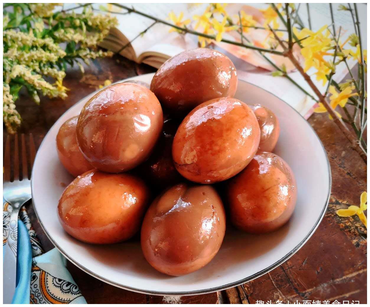 卤鸡蛋时,除了桂皮和八角,多加一种调味,鸡蛋香浓入味又弹牙!