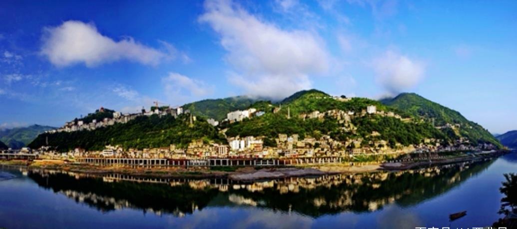 陕西有一个县,三面被湖北包围,县城沿汉江依山而建,名字叫白河