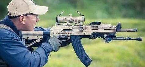 采用加长弹匣的rpk-16此次投入实战的rpk-16轻机枪最早是在2016年陆军