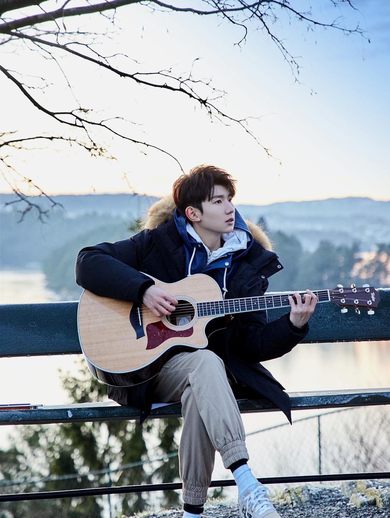 王源帅气吉他照眉眼间的认真诠释了那个积极向上的少年