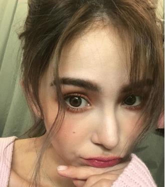 26岁昆凌罕见素颜自拍,自信秀出满脸雀斑,直呼周杰伦亏大了!