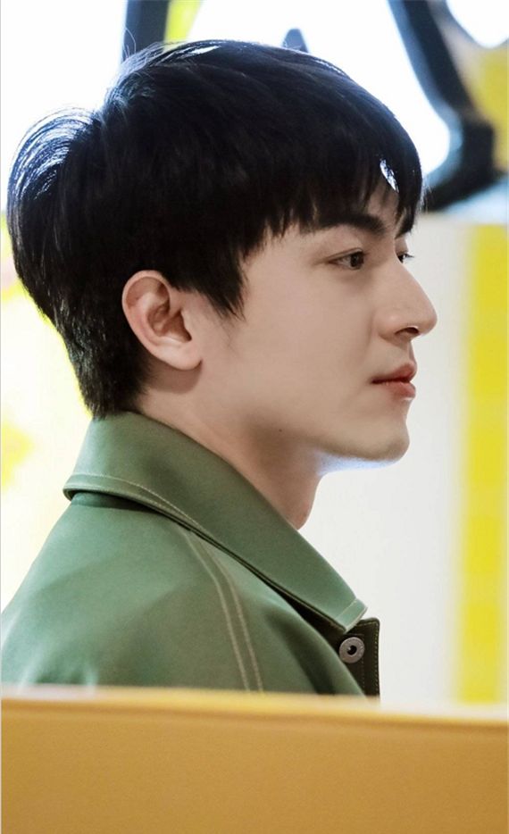 剑眉星目,玉树临风,满屏的帅气 林更新的颜值到底什么水平?