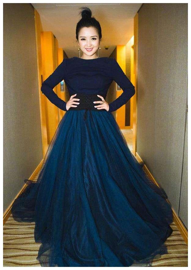 年出演个人首部电视剧《美丽分贝》;推出首张个人音乐专辑《发光体》