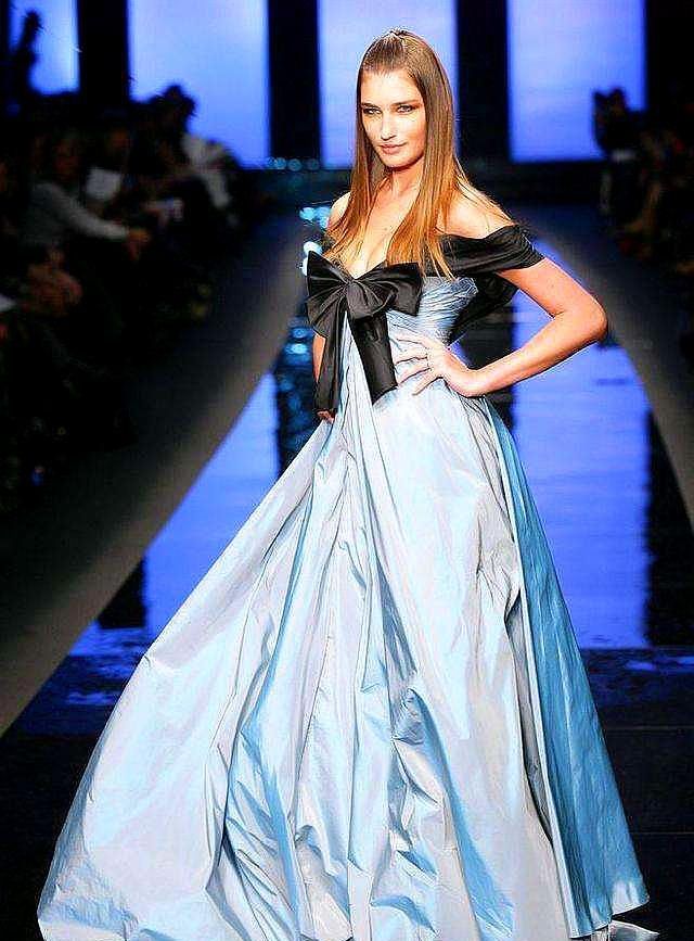 她被称为尤金女皇,冷漠神颜,脚踏星辰向你走来