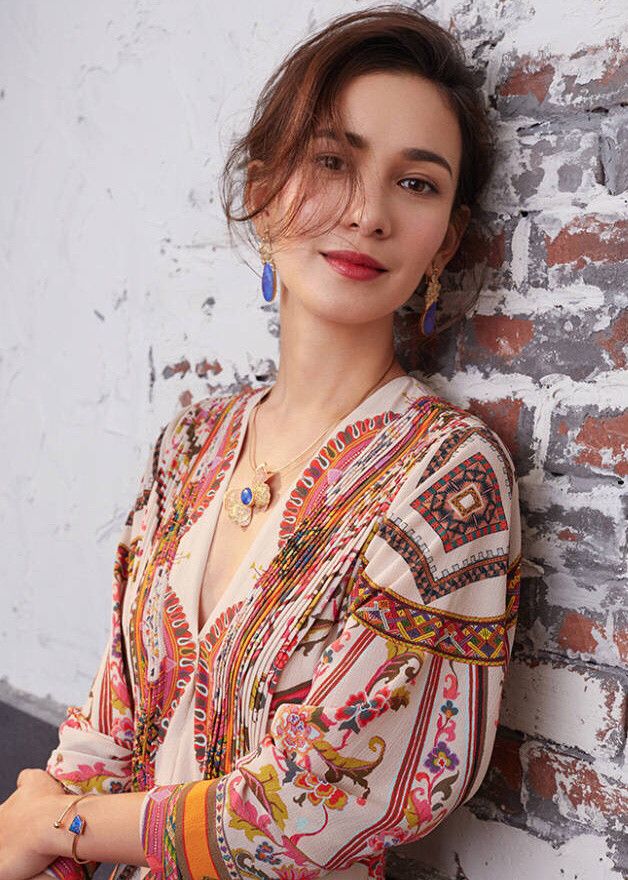 韩庚的女朋友李茶的姑妈中美混血卢靖姗看不腻