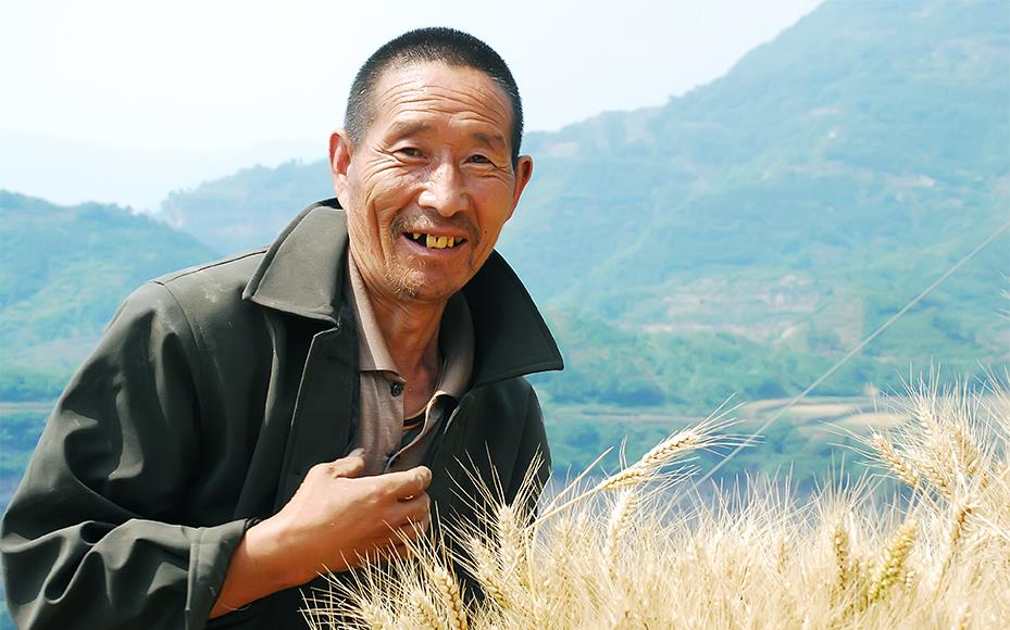 他的笑容,他脸上一道道深深的皱纹,让我看到了一个生活在大山里农民的