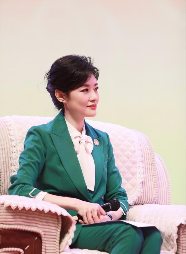 周涛气质非一般,一袭白色蕾丝连衣裙主持活动,后背设计好吸睛!