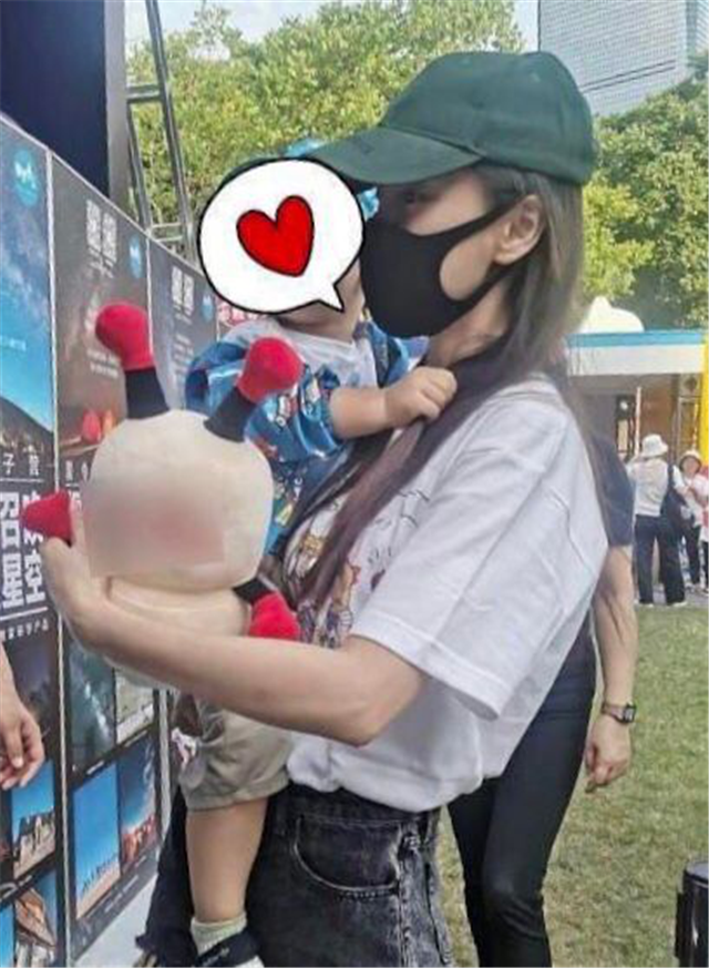 baby低调现身带小海绵参加亲子活动全程单手抱娃惊呆众人