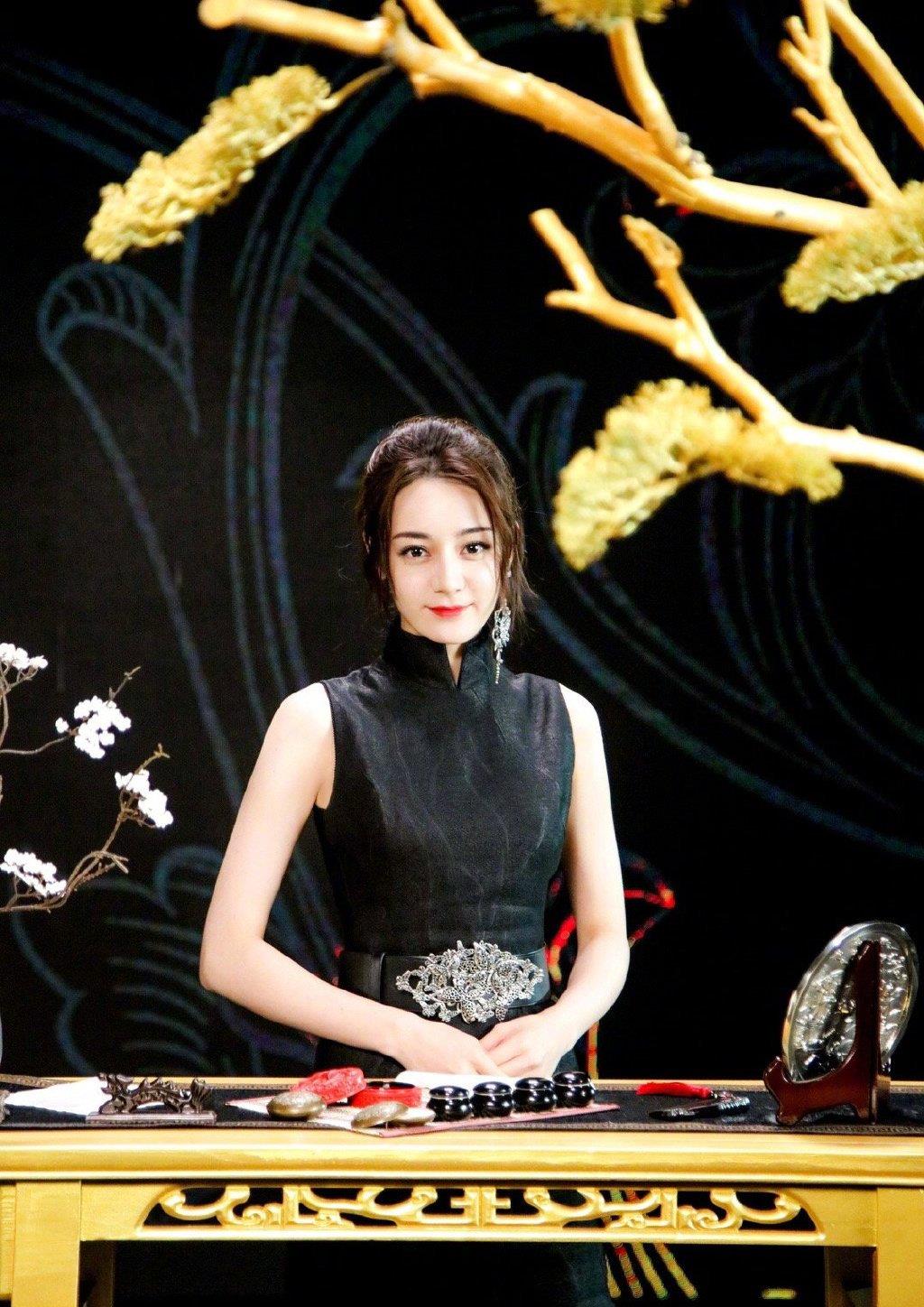 近日,迪丽热巴亮相某节目,就为我们演绎了一袭国风造型之美.