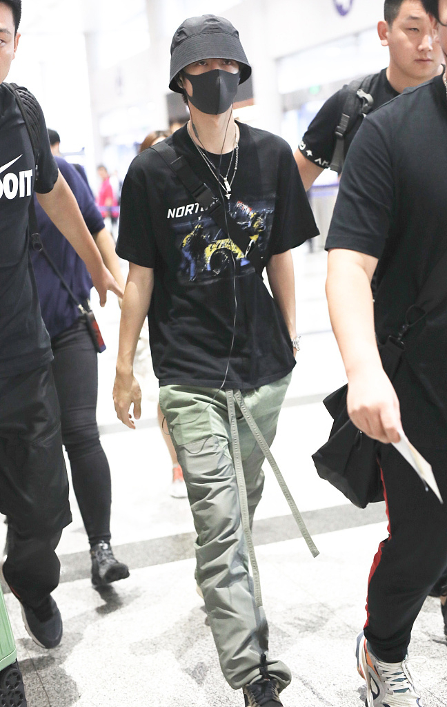 王一博帅气逼人穿军工裤腰带长过膝盖带一群保镖现身气场十足