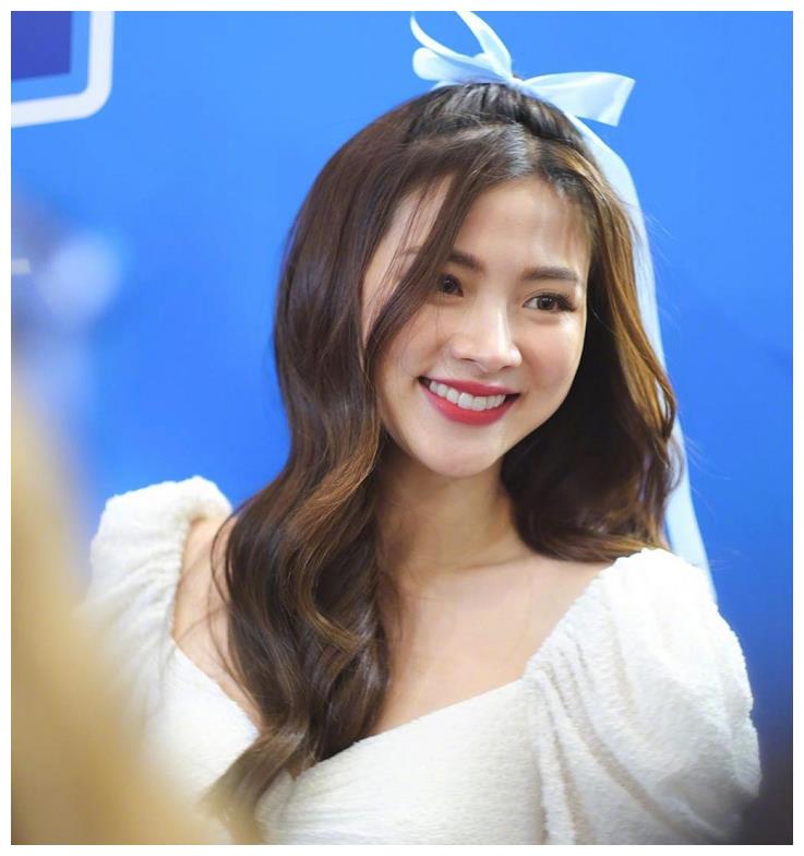 吕爱惠身穿白色连衣裙扎蓝色丝带出席活动,甜美清新,简洁大气!