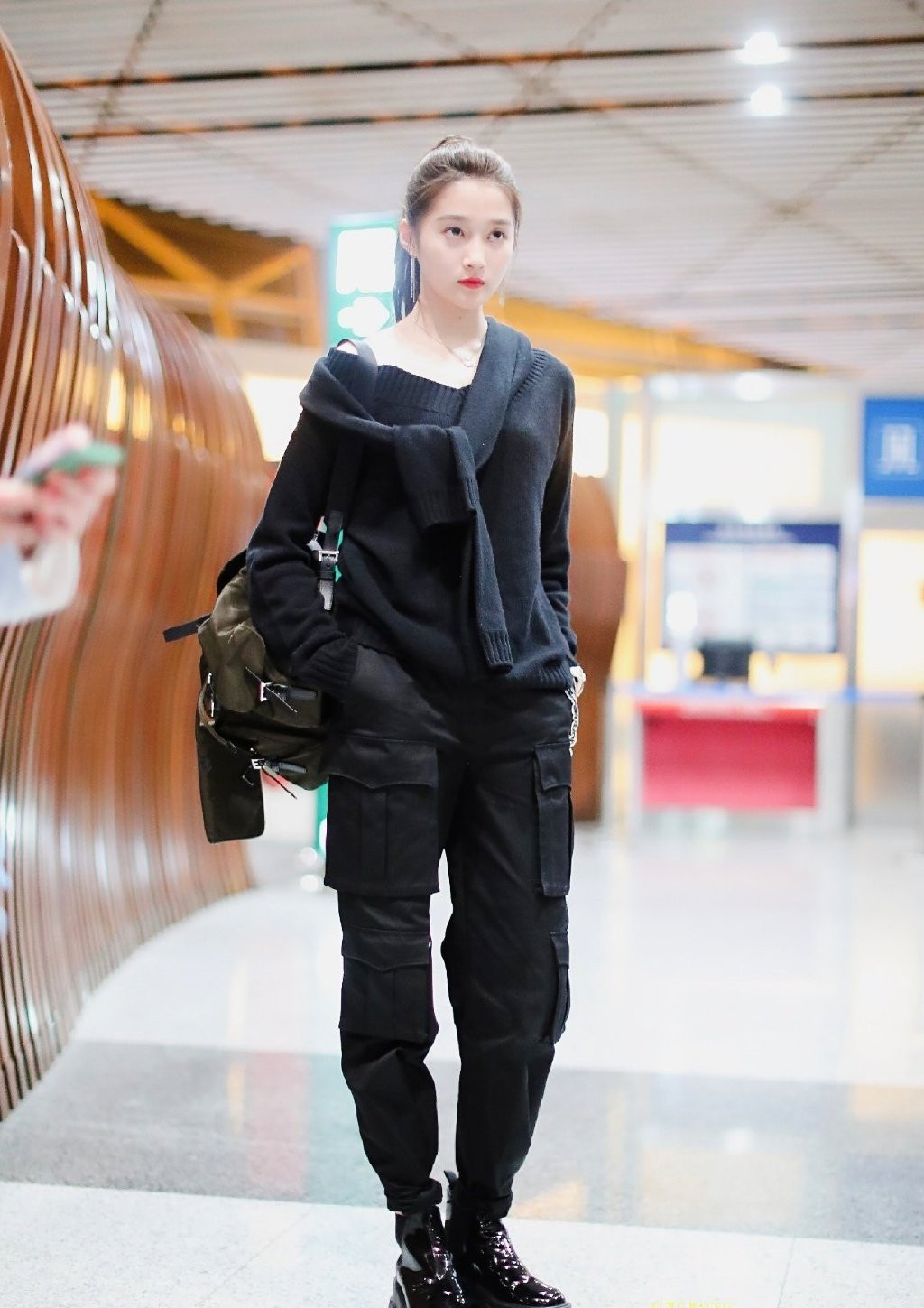 关晓彤难得帅气一回,穿工装裤配短靴好时髦,扎高马尾气场真强大