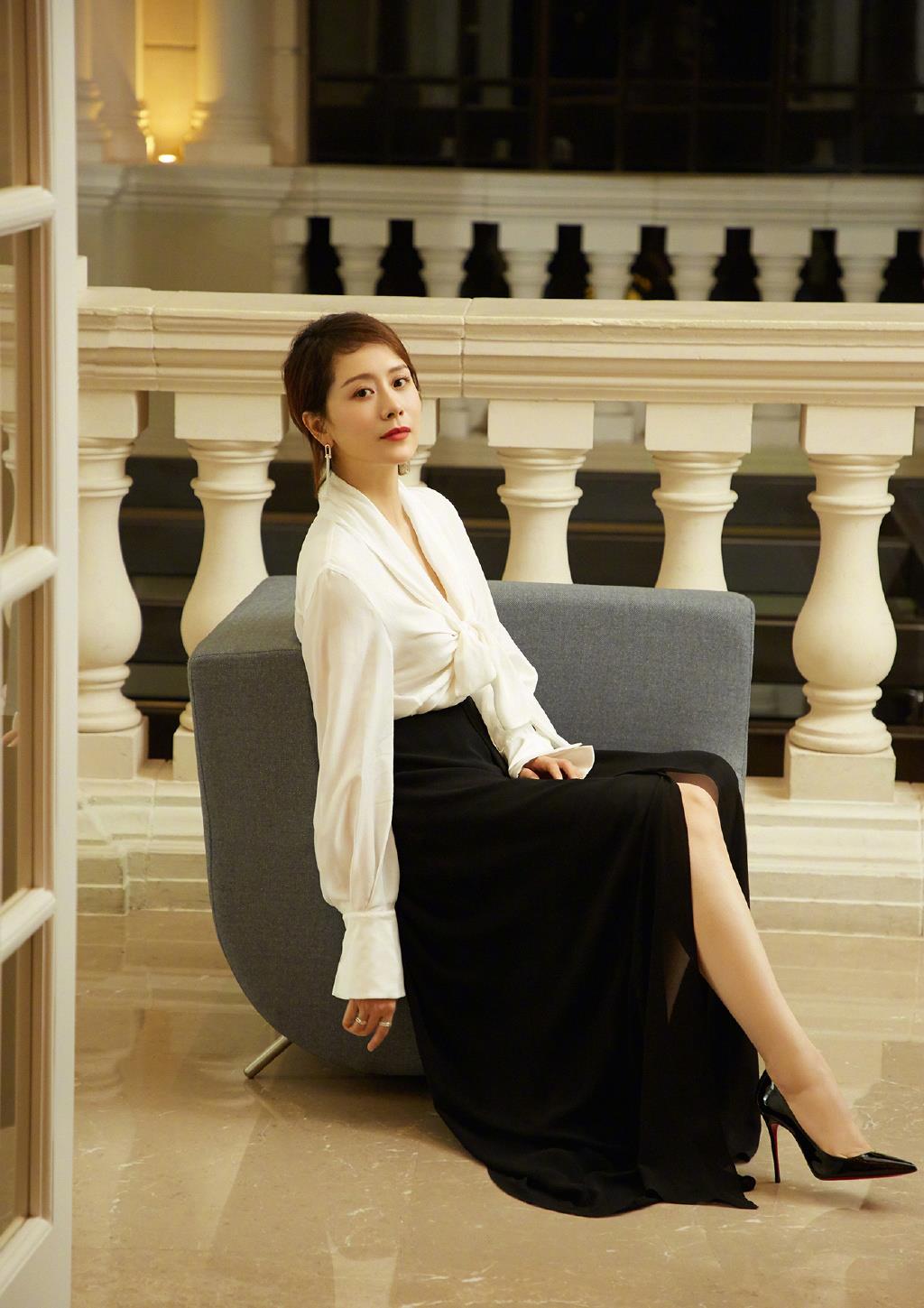 海清不愧为国民媳妇,活动造型端庄优雅,40岁女人穿搭学她准没错