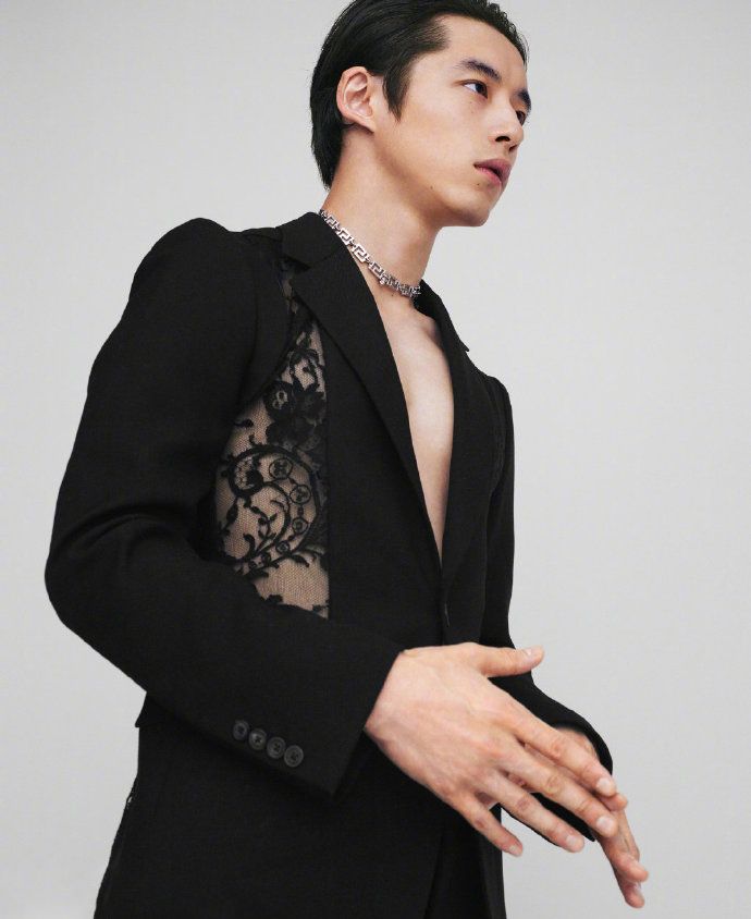 坂口健太郎蕾丝西装造型,盐系少年来袭,以酷黑造型展示成熟气息