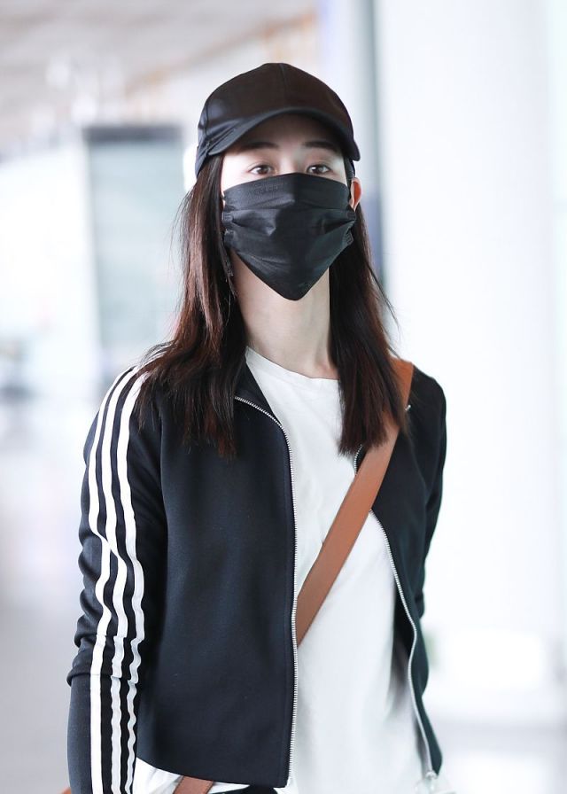 张钧甯机场亮相打扮简约,难掩肤白貌美气质佳