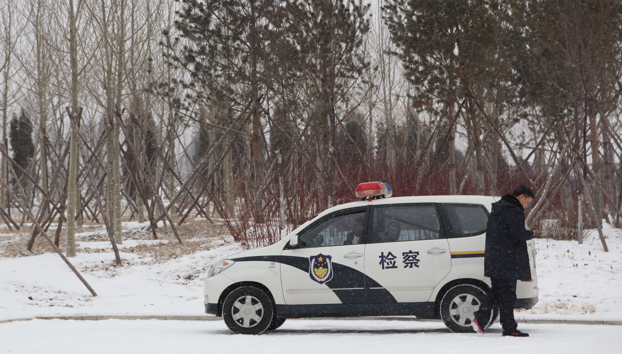 检察官迎风踏雪 守公平正义,行神圣职责