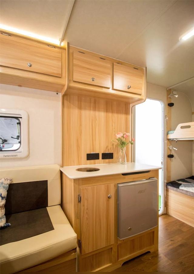 你相信么?不到10万买的房车,竟能轻松睡下一家四口!