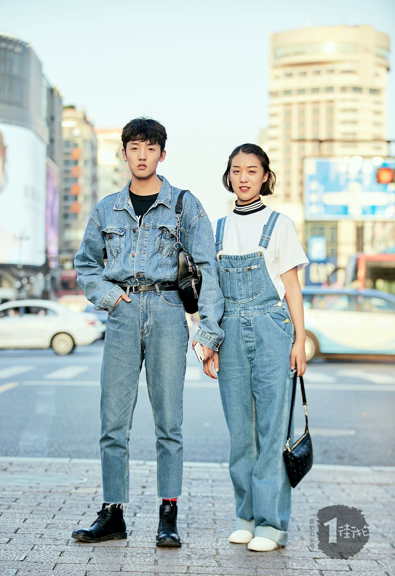 情侣公众场合大胆示爱,身材好,衣品棒,果然帅哥要配美女!