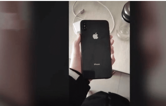 女子花1844买了部苹果手机 财经头条