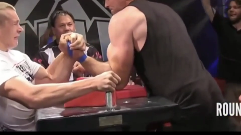 掰手腕-左手怪臂奥列格vs德文,网友-小臂比我胳膊都粗!厉害