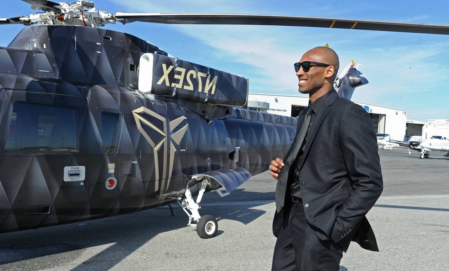 科比退役第一天乘直升机上班,那么韦德干嘛去了?差距挺大啊!