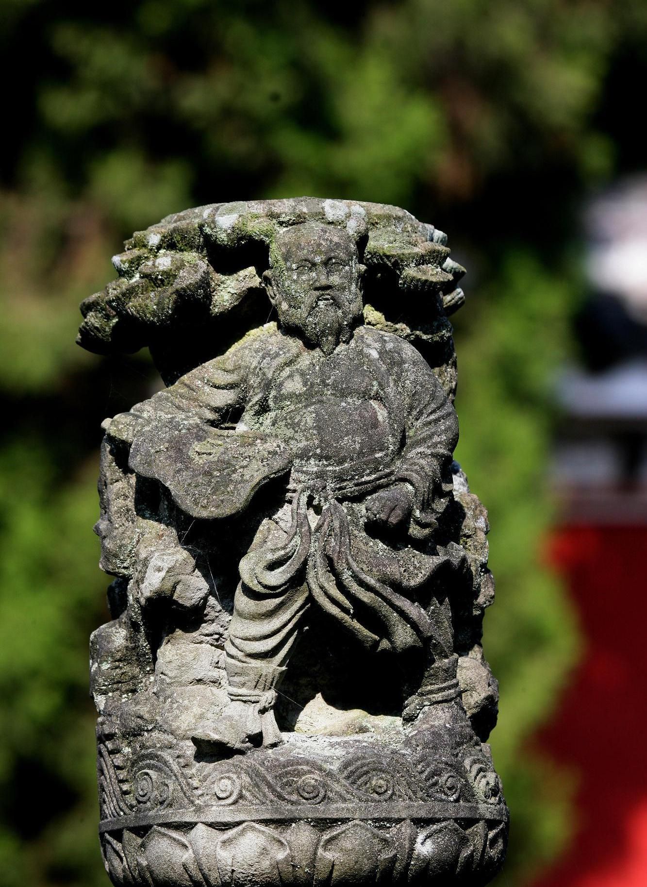 双桂堂石拱桥曲栏上的石刻人物,重庆市梁平县万竹山