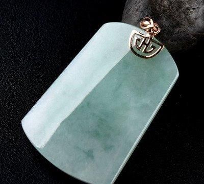 翡翠平安无事牌特殊在什么地方?有什么样特殊的寓意|翡翠|寓意|挂件_