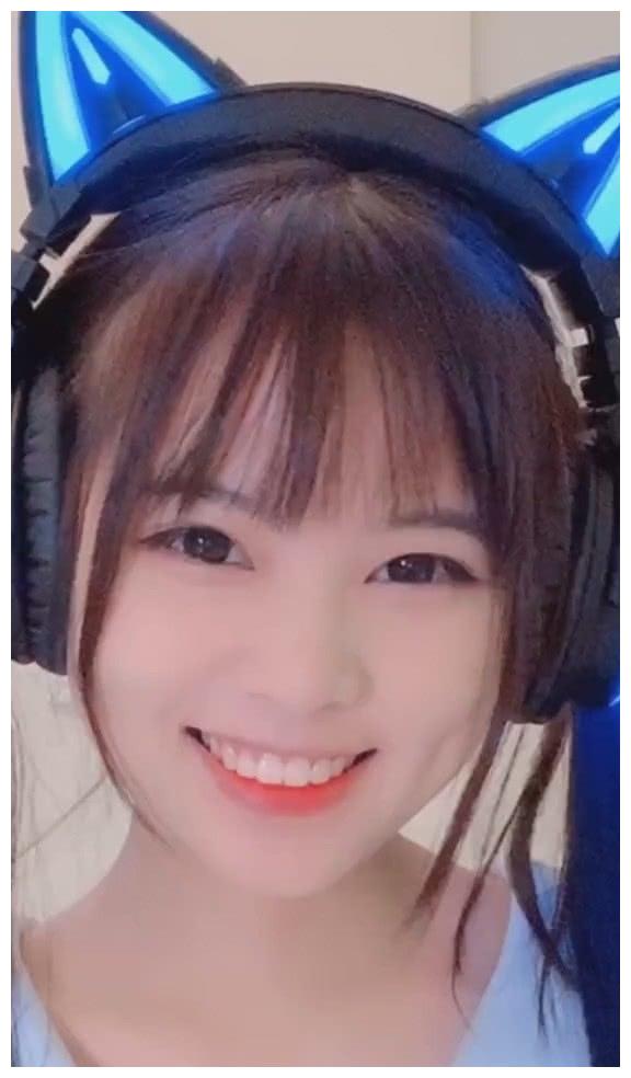 火遍全网,超越团团地位的火线妹,看到她的全身照时,我愣了