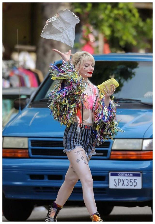 小丑女新电影片场照曝光,大腿粗壮,表情生猛,网友:真成猛禽了