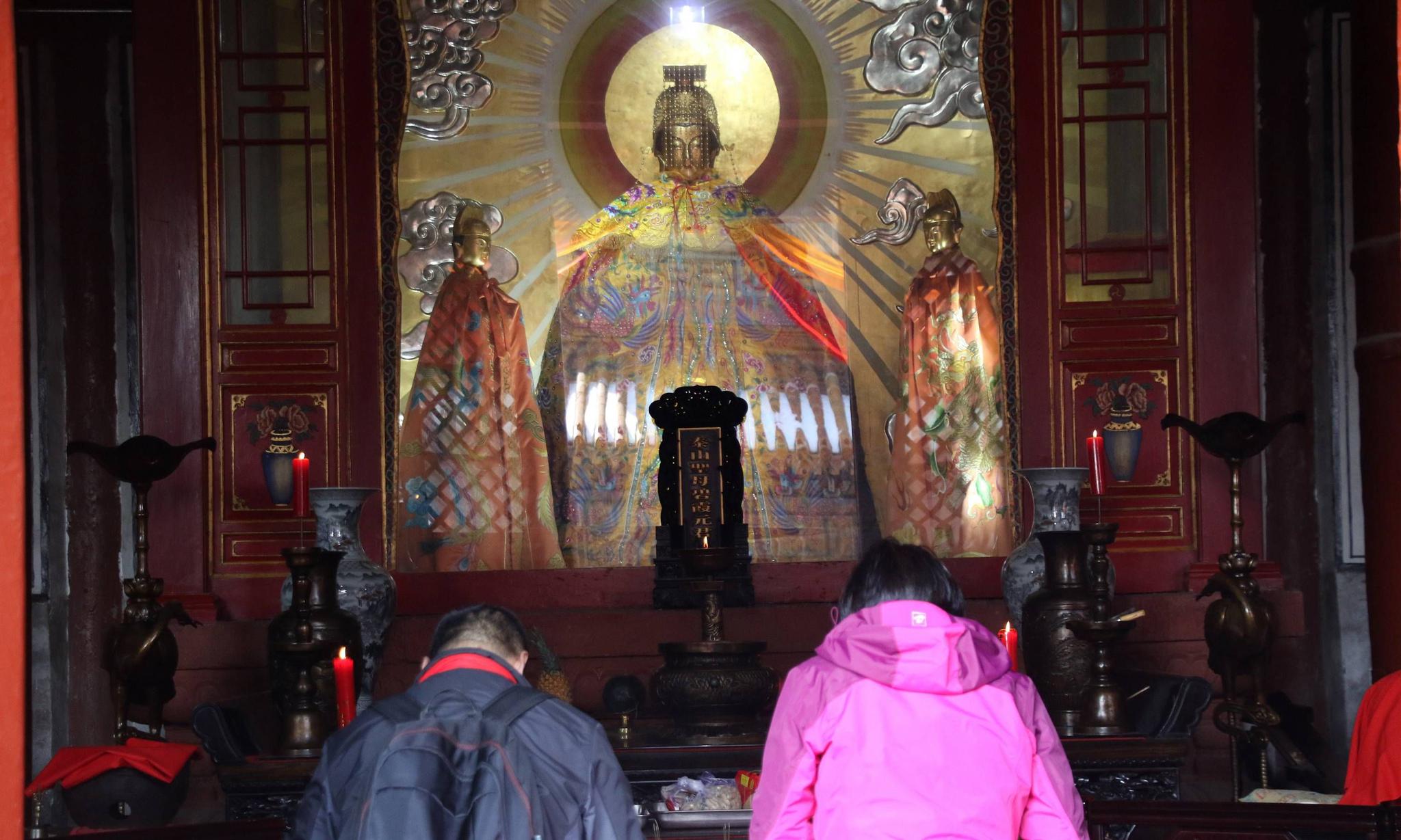 泰山还成为人们心目中的祈福圣地,特别是接近山顶的碧霞元君祠,更是