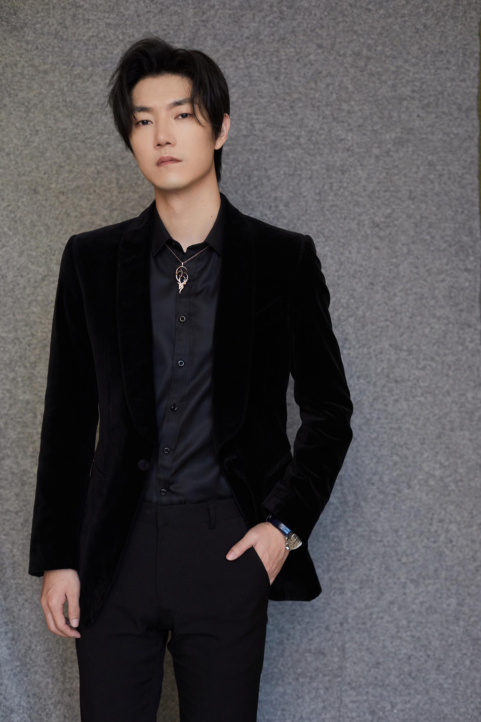 王晰黑色丝绒礼服小鹿造型项链流露温柔绅士风度写真