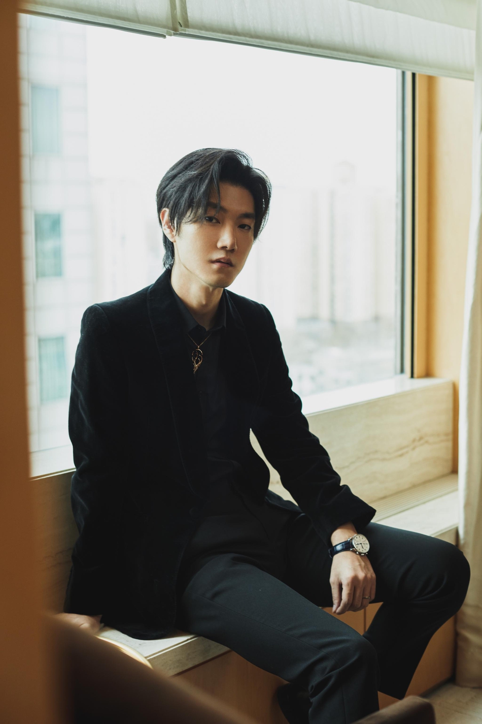 王晰黑色丝绒礼服小鹿造型项链流露温柔绅士风度写真