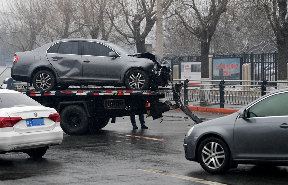 长春两车相撞造拥堵 现场一片狼藉 忙坏清洁工