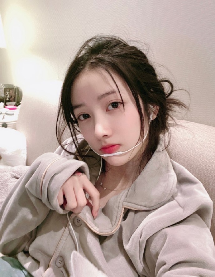 乖巧可爱的女生,有点小调皮.