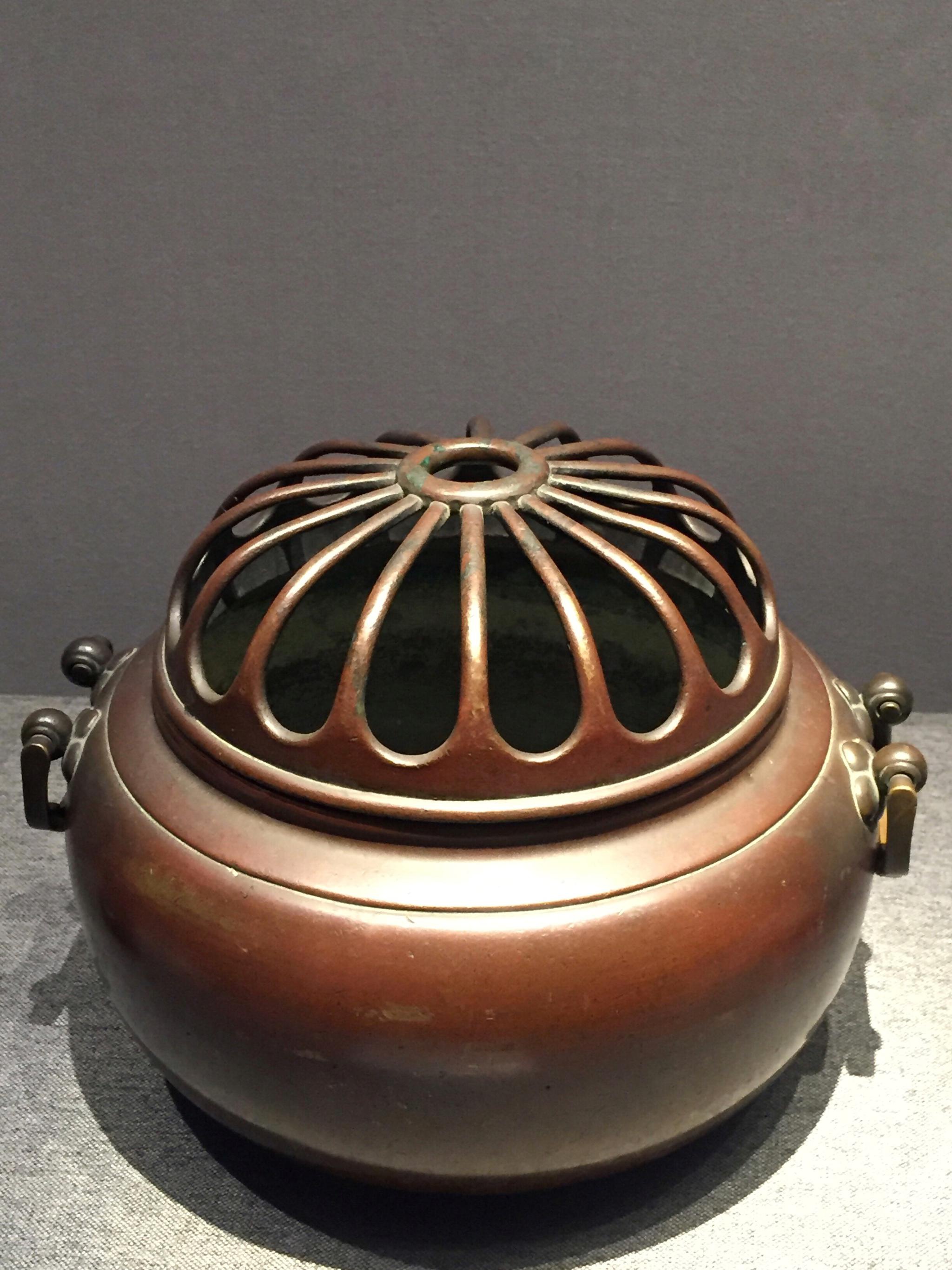 熏炉是古代用来熏香和取暖的炉子熏炉最早出现于先秦