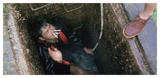 一个特别煎熬的镜头,在《监狱风云》中,有一画面是周润发跳下了粪坑