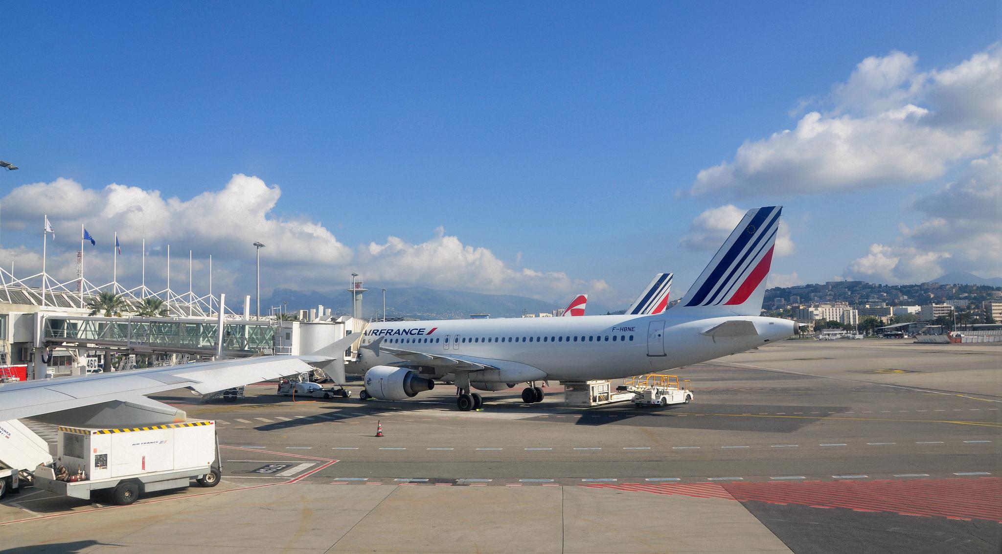 尼斯机场是仅次于巴黎和马赛的法国第三大机场.