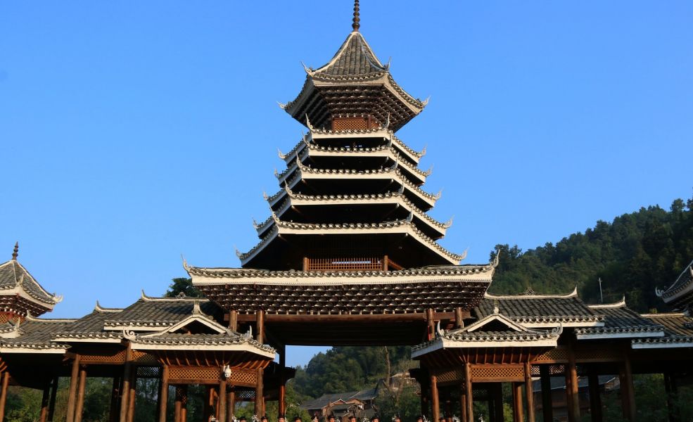 造型美观、工艺精湛的侗族建筑——鼓楼，是世界建筑艺术的瑰宝