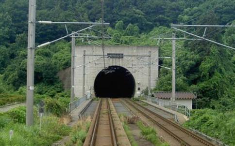 世界上最“恐怖”的隧道，甚至可以拍恐怖片，听名字就不想进