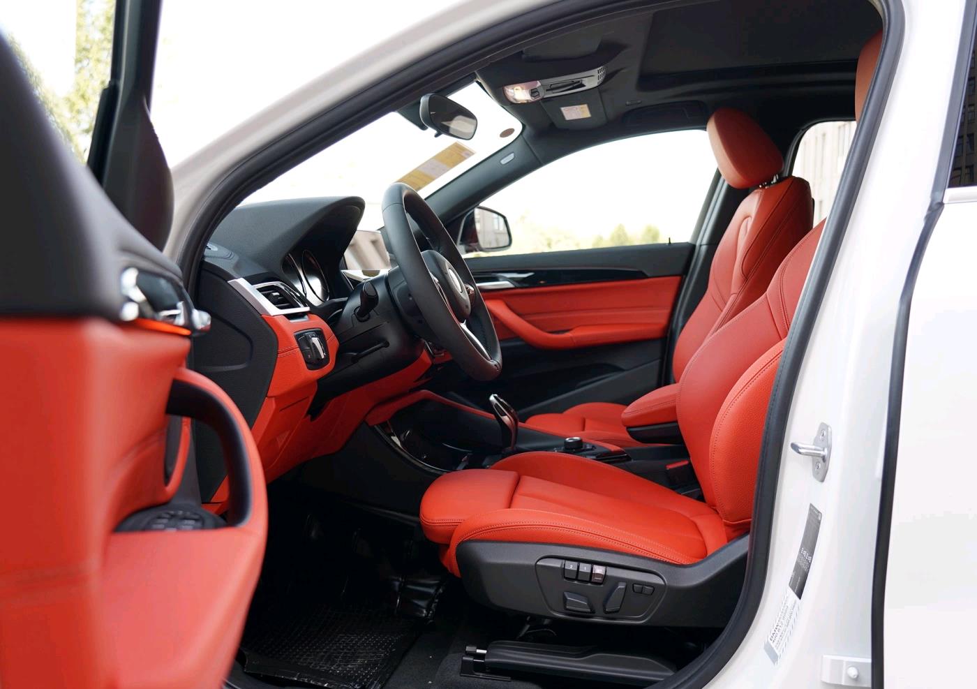 两厢车里面的空间怎么样我们来看一下宝马x2感觉怎么样