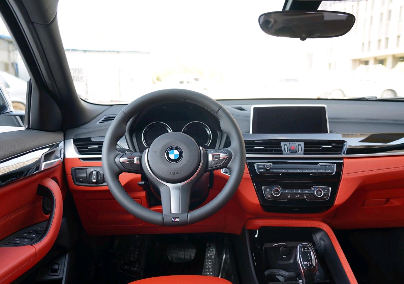 两厢车里面的空间怎么样我们来看一下宝马x2感觉怎么样