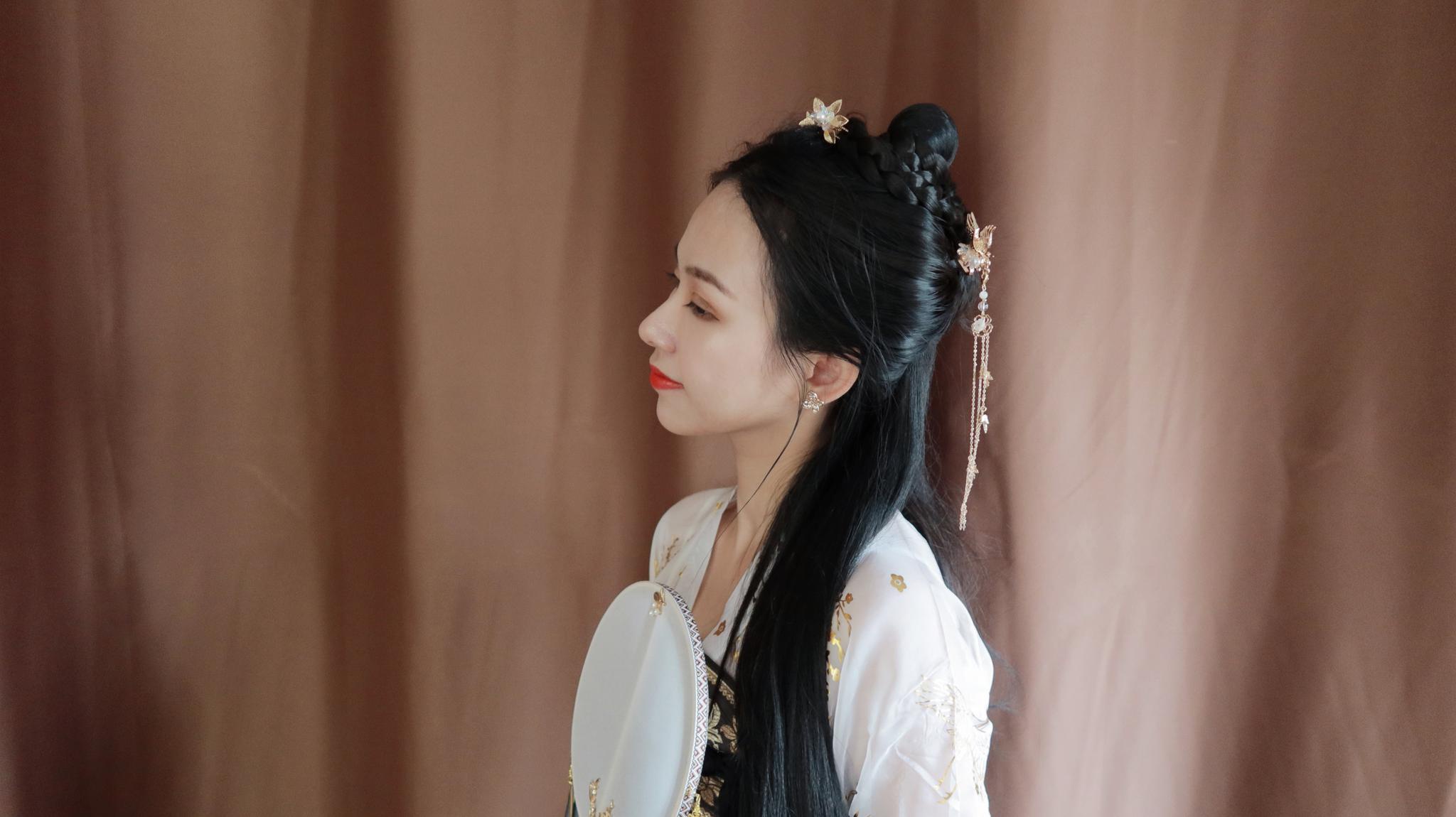 美妆博主换上汉服,完美侧脸就像画中走出来一样