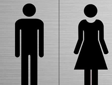 厕所门上的标志什么样子的都有,有的是代表男女的符号,有的是直接画着