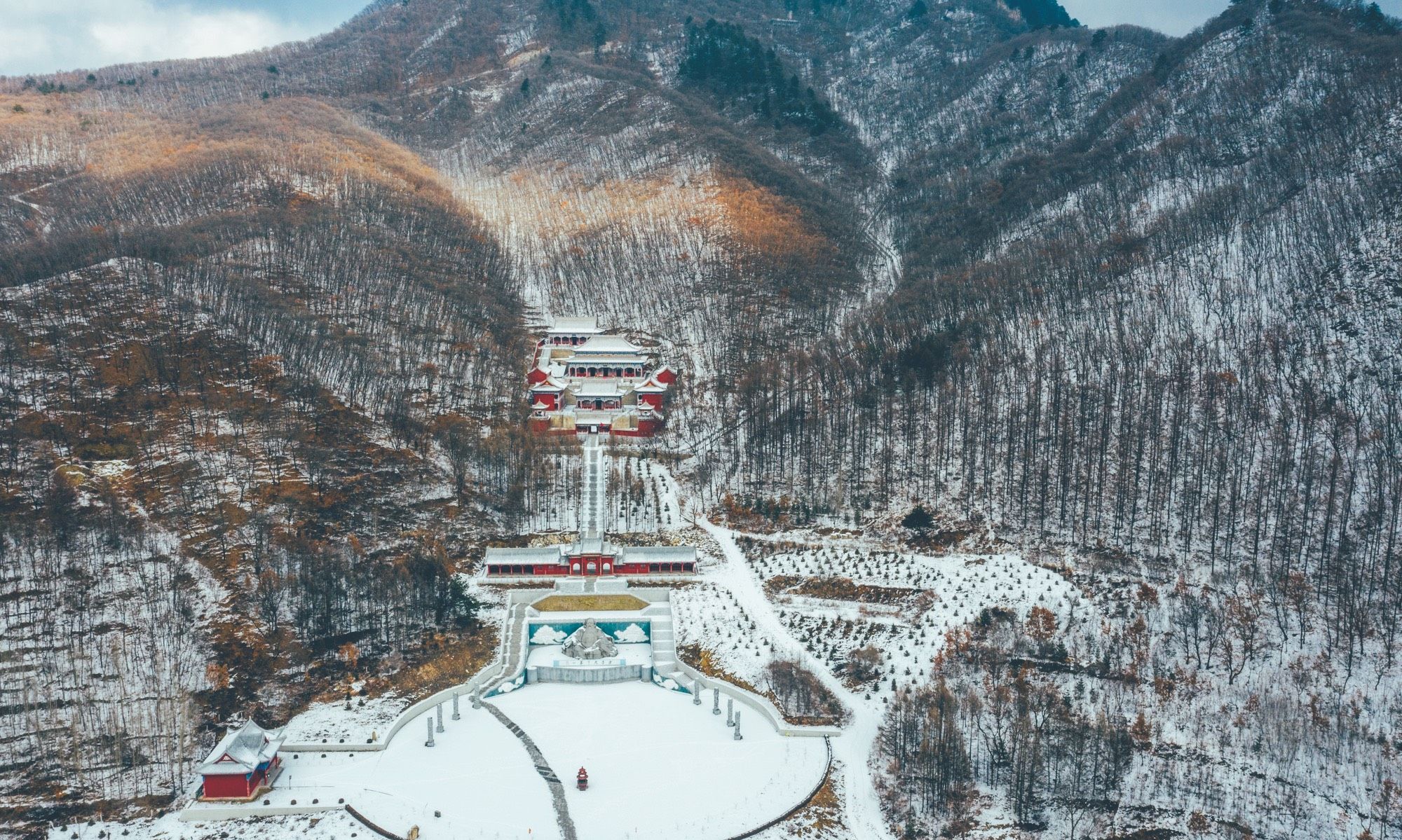 1 / 9 "九顶铁刹山,八宝云光洞""高如削玉夜生寒","低看云树有千层""