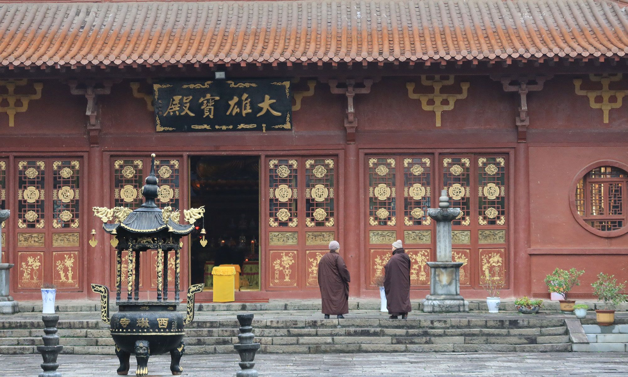 江西九江两座佛寺紧挨着,一座香客如云,一座清贫静修